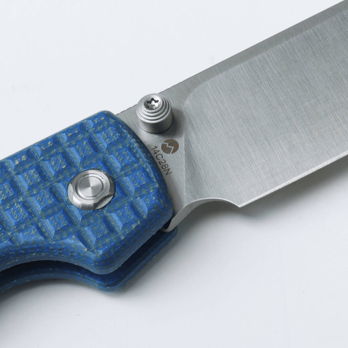 WMK EXCLUSIVE VOSTEED RACCOON BUTTON LOCK FOLDING KNIFE BLUE MICARTA FRAG PATTERN HANDLE 14C28N PLAIN EDGE RC3SVM17